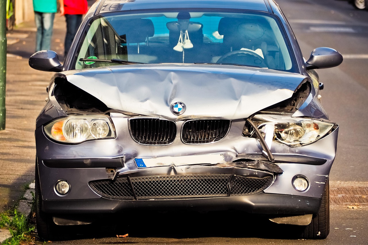 Kurang Fokus Saat Berkendara, Mobil Menabrak Tembok di Patal Senayan