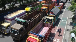 Aksi Demo Sopir Truk Lumpuhkan Lalu Lintas Medan Merdeka Selatan